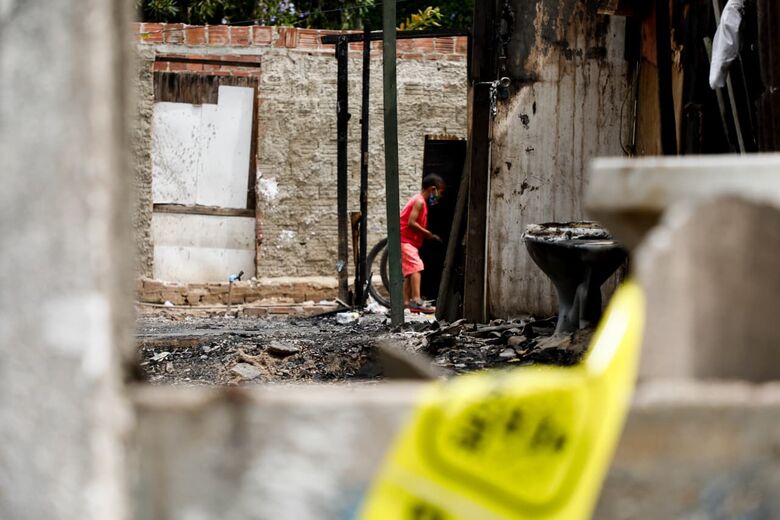 Isabele Gomes era residente da ocupação, juntamente com o ex-companheiro, há 10 anos. Foto: Arthur Botelho/Folha de Pernambuco.