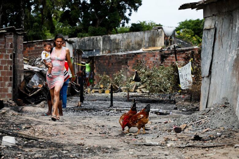 Isabele Gomes era residente da ocupação, juntamente com o ex-companheiro, há 10 anos. Foto: Arthur Botelho/Folha de Pernambuco.