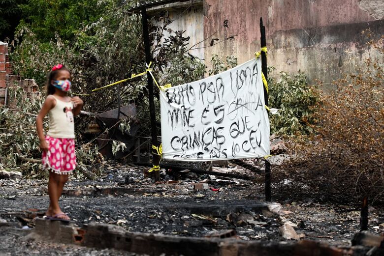 Isabele Gomes era residente da ocupação, juntamente com o ex-companheiro, há 10 anos. Foto: Arthur Botelho/Folha de Pernambuco.