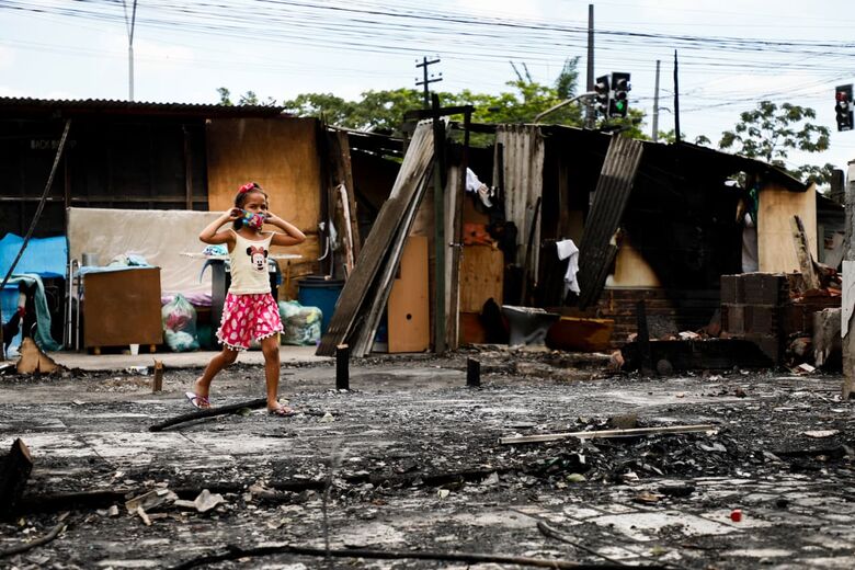 Isabele Gomes era residente da ocupação, juntamente com o ex-companheiro, há 10 anos. Foto: Arthur Botelho/Folha de Pernambuco.