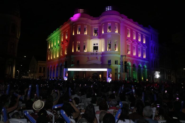 Caixa de Natal 2025 no Marco Zero. Foto: Vinicius Lins/Folha de Pernambuco