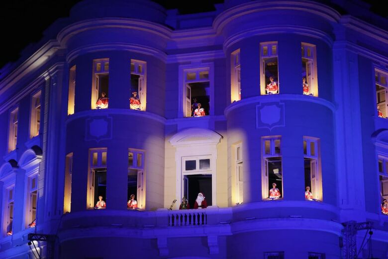 Caixa de Natal 2025 no Marco Zero. Foto: Vinicius Lins/Folha de Pernambuco