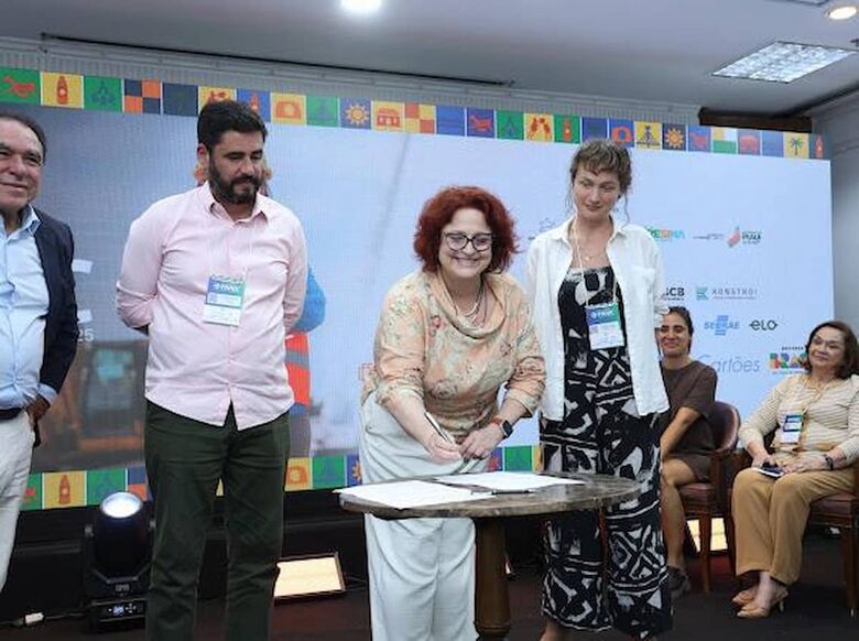 O acordo foi assinado na tarde desta quinta-feira (11) durante o IX Encontro do Fórum Norte e Nordeste da Indústria da Construção (FNNIC), em Teresina. Foto: Divulgação/FNNIC.