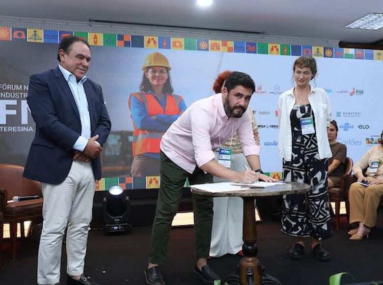 O acordo foi assinado na tarde desta quinta-feira (11) durante o IX Encontro do Fórum Norte e Nordeste da Indústria da Construção (FNNIC), em Teresina. Foto: Divulgação/FNNIC.