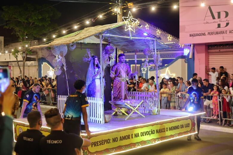 Desfile Natalino de Gravatá, no Agreste, realizou a sua estreia nesse sábado (13) e domingo (14). Foto: Eliese Henrique