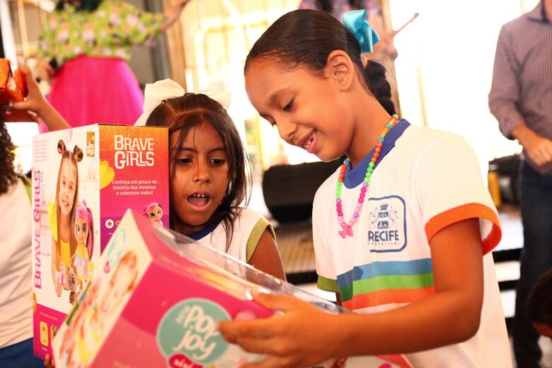 Crianças enviaram cartinhas e receberam presentes de funcionários do Metrô do Recife. Foto: Davi de Queiroz/Folha de Pernambuco