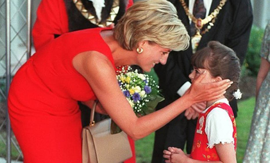 Lady Di não costumava usar luvas, ao contrário da Rainha Elizabeth