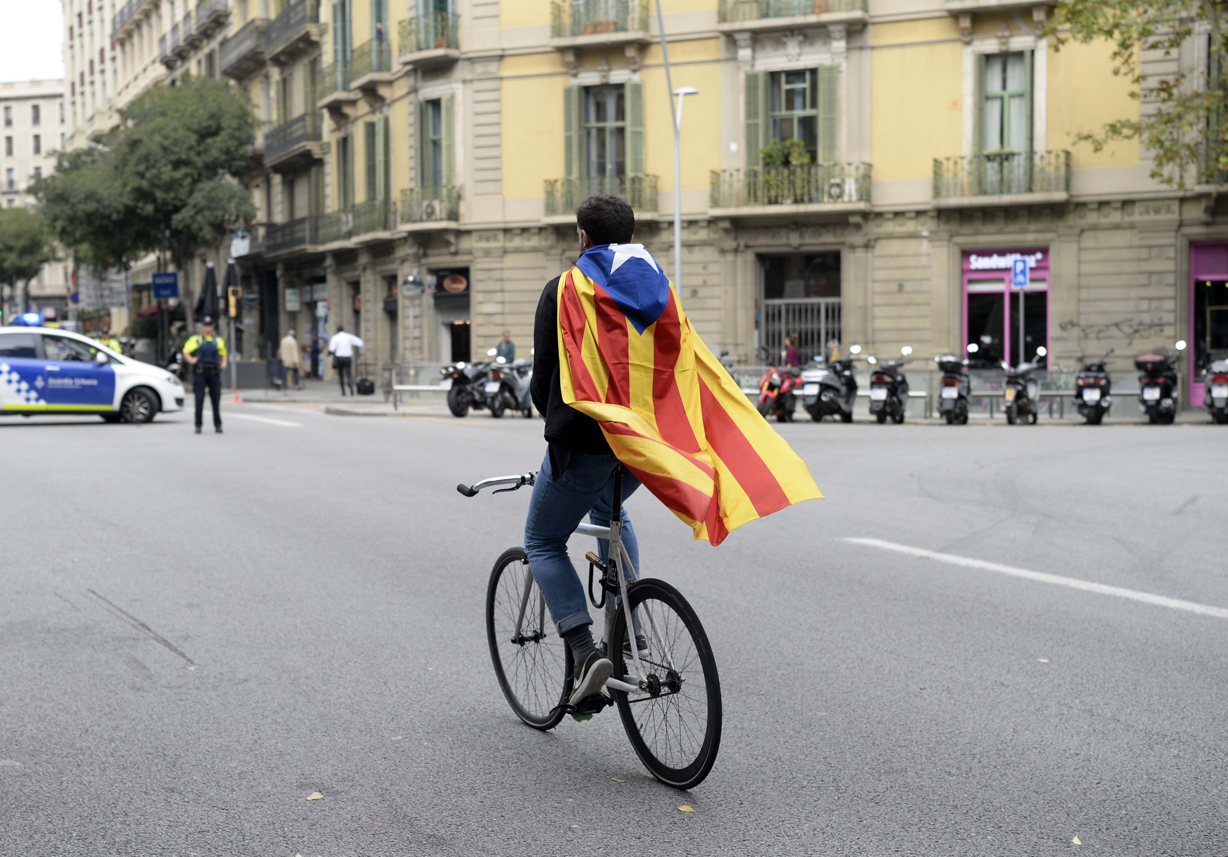 Bancos e empresas a sair da Catalunha. Guerra entre Madrid e