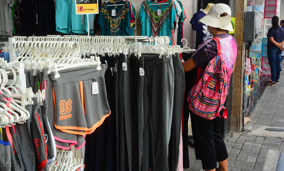 roupas e calçados
