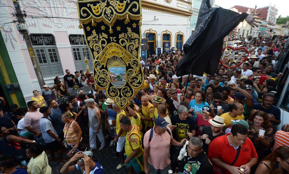 O tradicional bloco Pitombeira dos Quatro Cantos desfila em Olinda