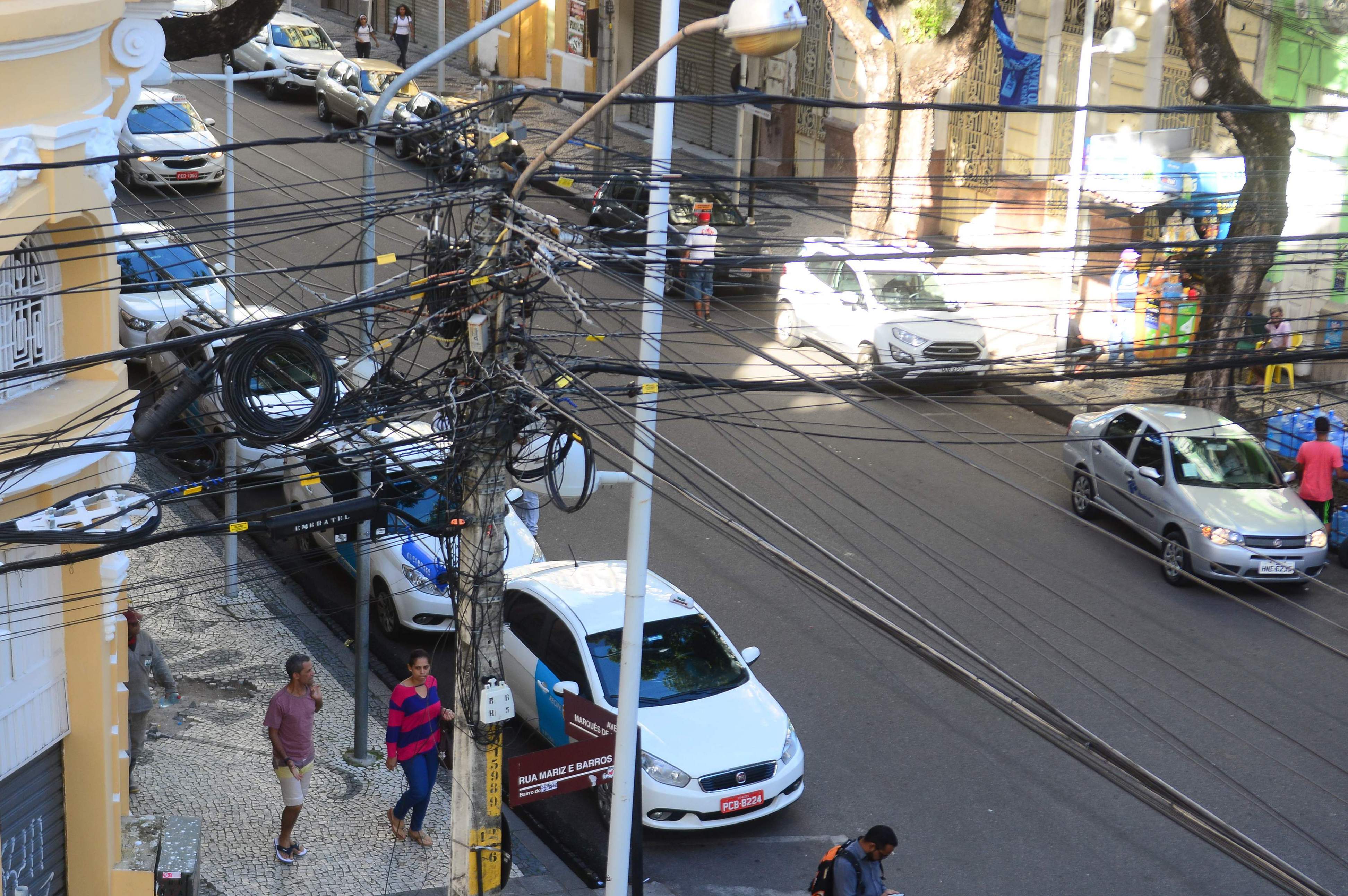 No Bairro do Recife, grande quantidade de fios nos postes esconde beleza do casario histórico