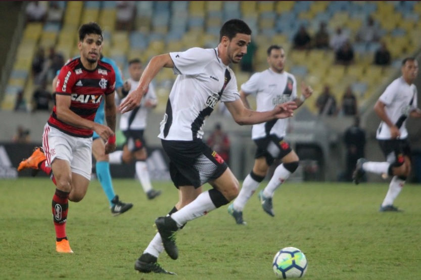 Thiago Galhardo tenta jogada seguido de perto por Paquetá