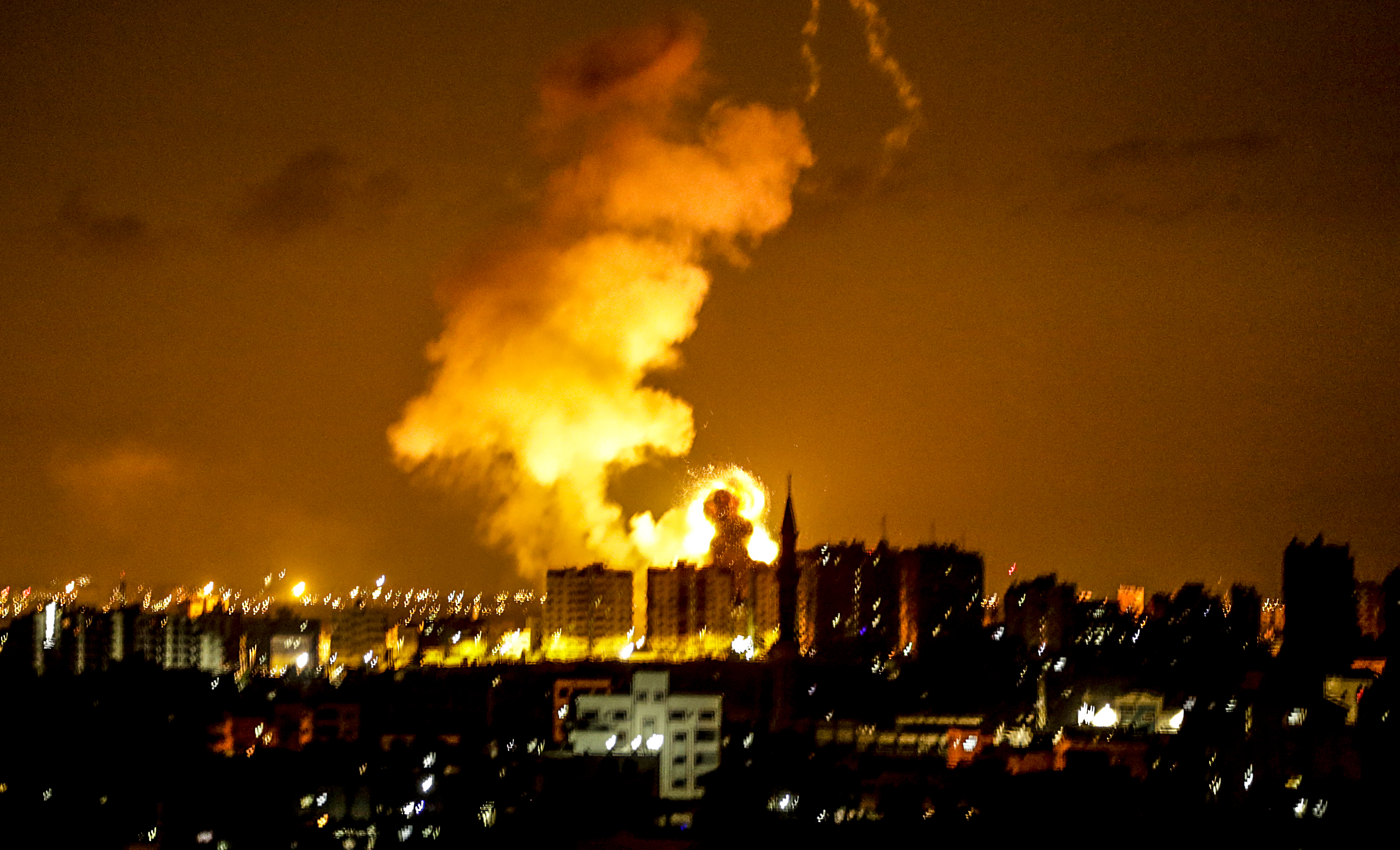 Explosão na cidade de Gaza após o disparo das forças israelenses