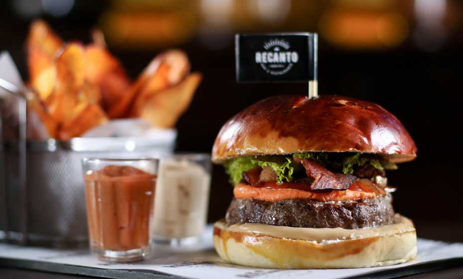 Hambúrgueres artesanais com carne de angus são novidades do bar