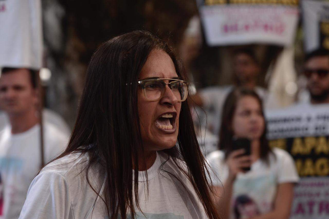 Familiares e amigos em protesto por Beatriz, em frente ao TJPE