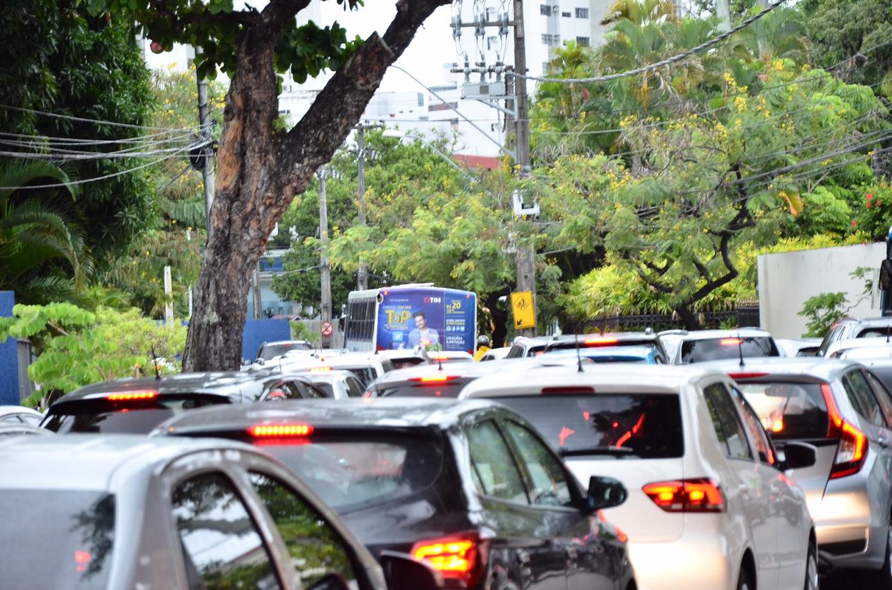 Apesar de retenção em horários de pico, trânsito segue sem congestionamento