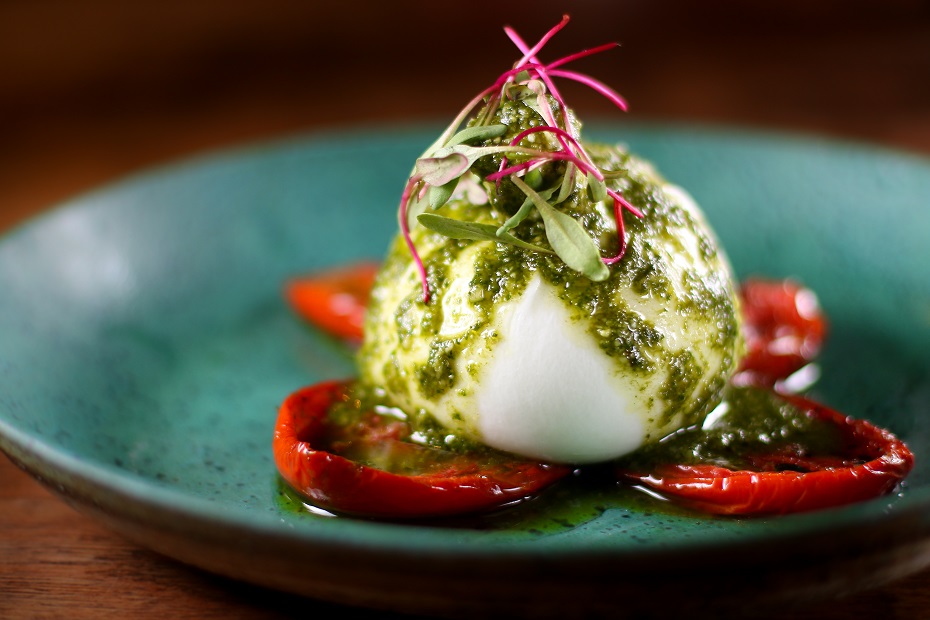 Burrata com molho pesto e tomate - Foto: Ed Machado/Folha de Pernambuco