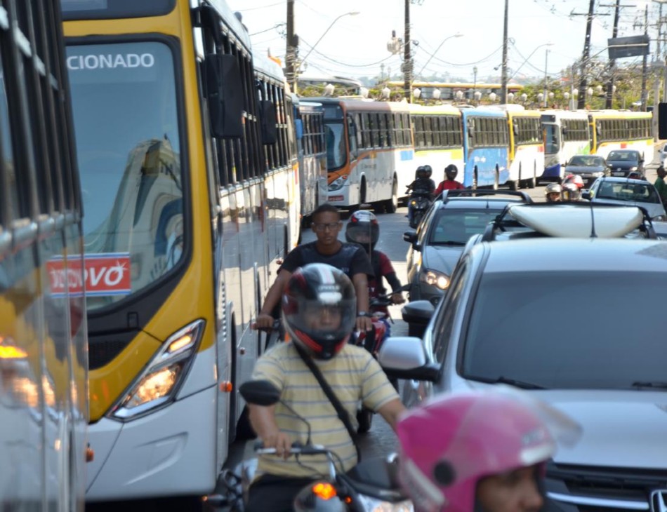 Ônibus parados na Rua do Sol, região Central do Recife