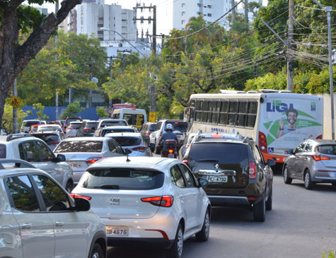 Trânsito na avenida Rui Barbosa, no Recife