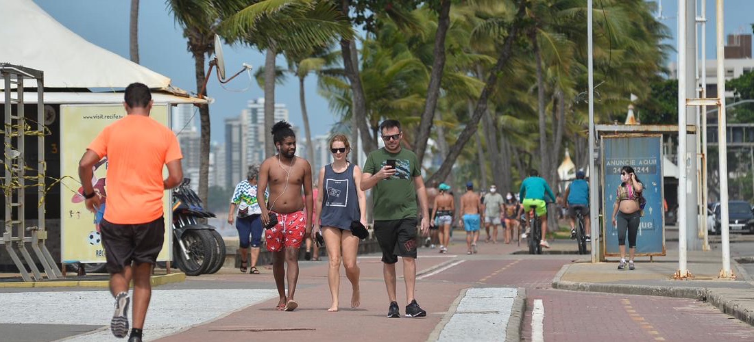 Praia de Boa Viagem registrou movimento intenso neste domingo (21)