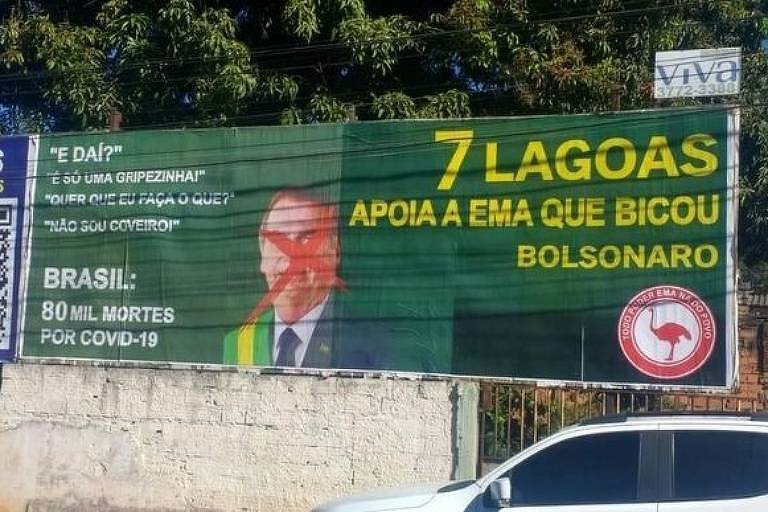 Outdoor apoiando a ema que bicou o presidente Jair Bolsonaro