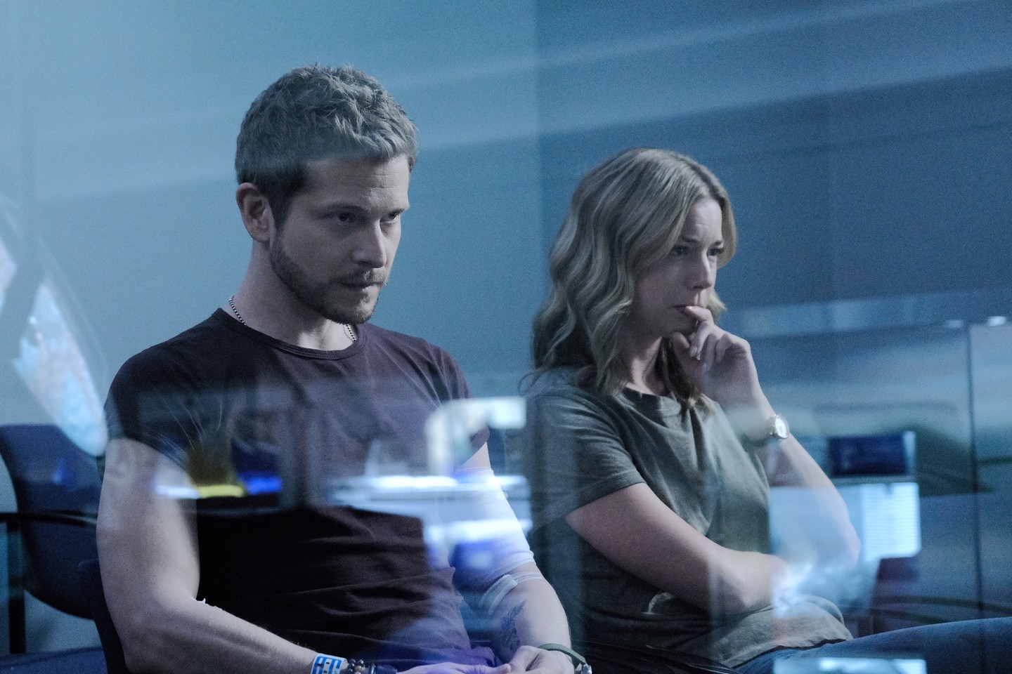 Matt Czuchry e Emily Vancamp interpretam Conrad e Nic na série 