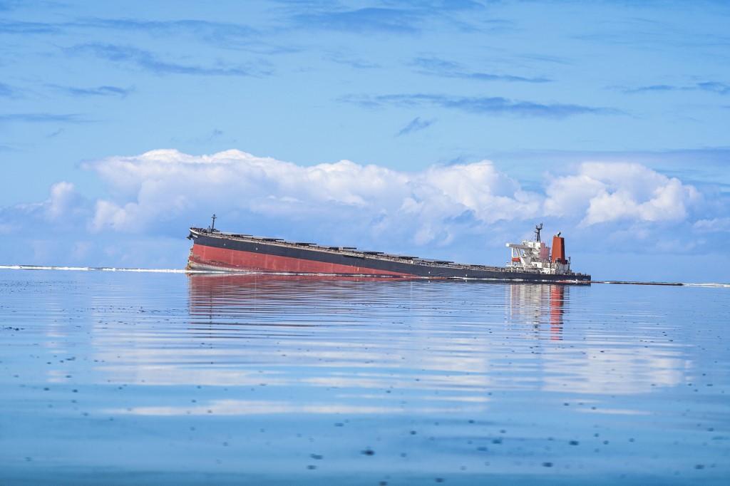 Navio naufragado ainda tem grande quantidade de óleo com risco de vazamento