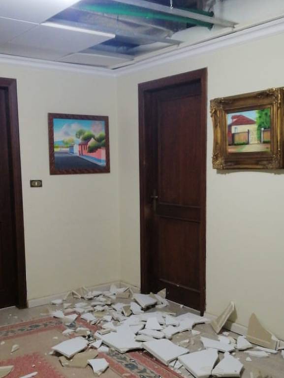 Parte do teto de gesso da casa da mãe do brasileiro, destruído pela explosão em Beirute