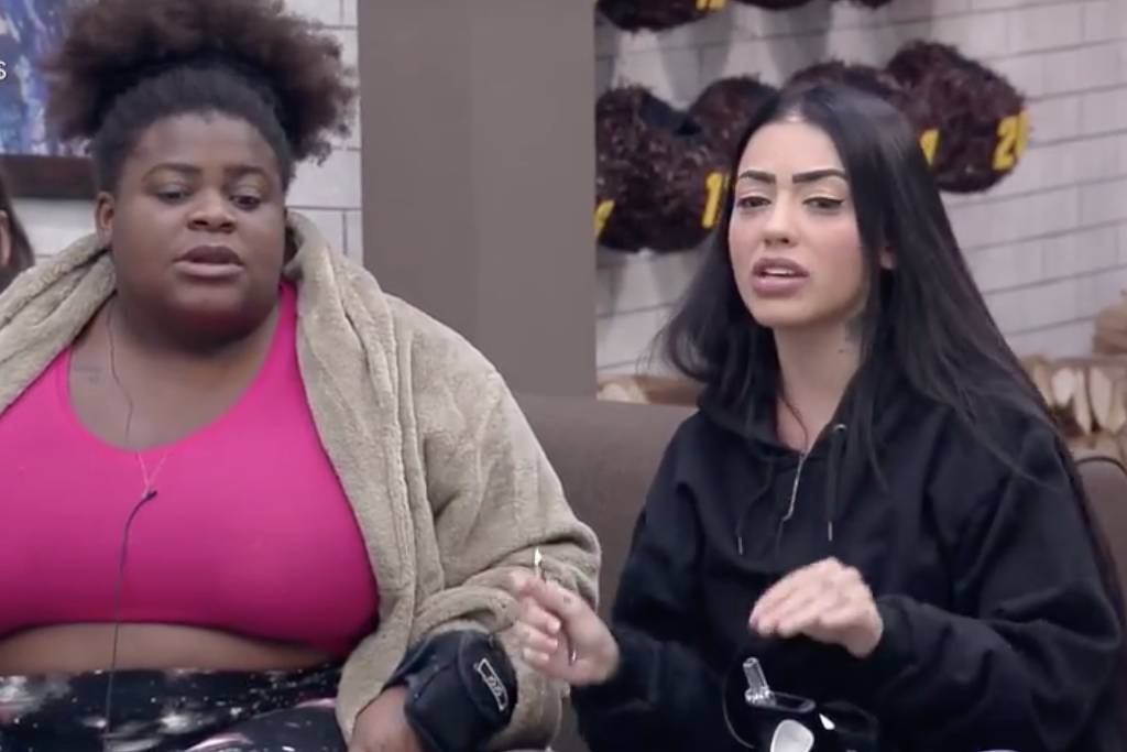 Jojo Todynho e MC Mirella brigam por causa de descarga em A Fazenda 12 - Folha PE