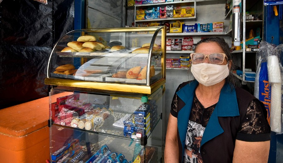 Dona de fiteiro no Bairro do Recife, Teresa Júlia Soares, 62, diz que chega a cochilar com a rua vazia