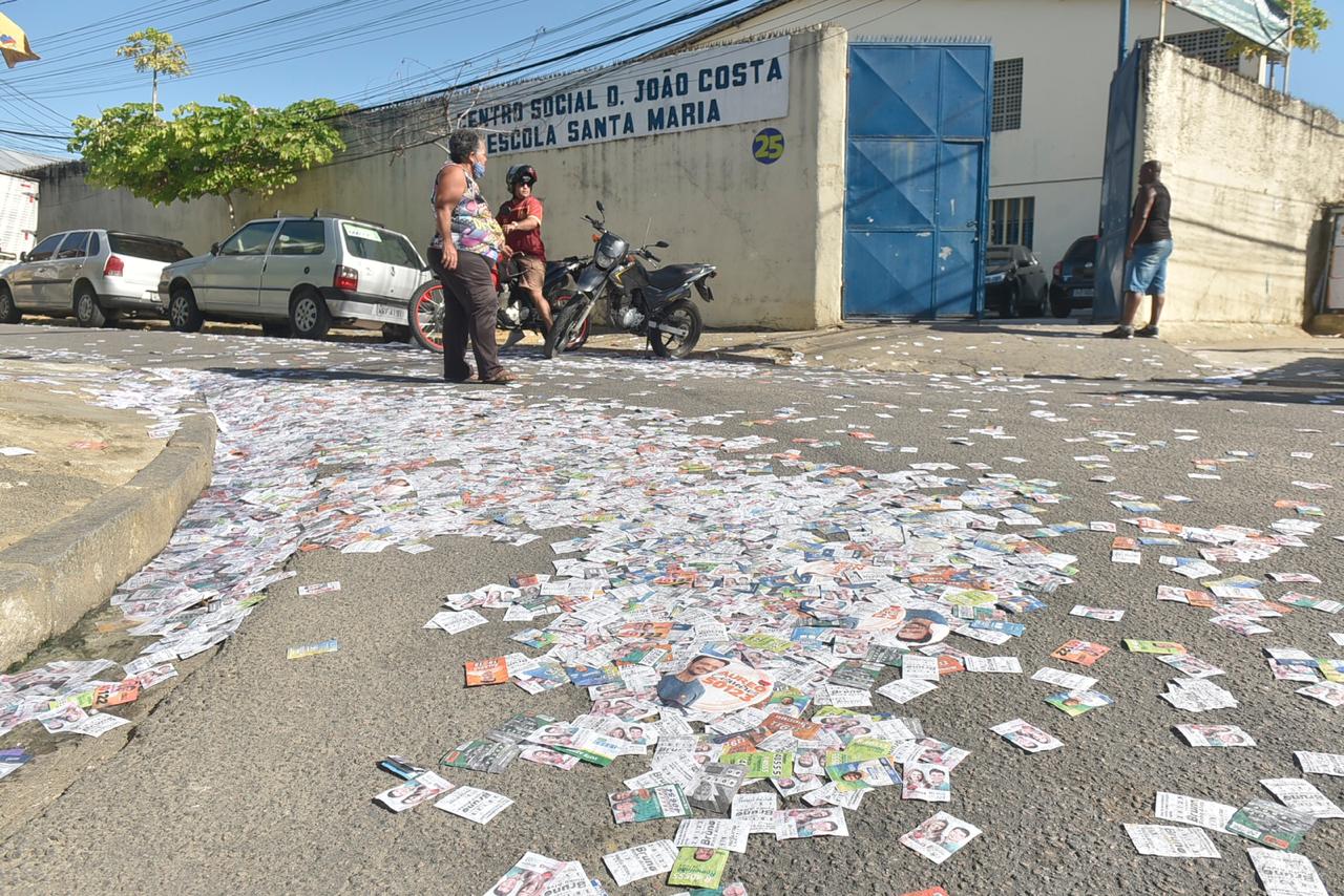 Sujeira diante de local de votação no Alto José do Pinho