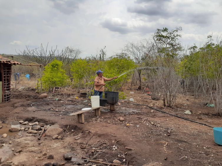 Agricultor José Laércio é um deles tem 62 anos, sempre morou no sertão e precisava andar 36 quilômetros para buscar água.