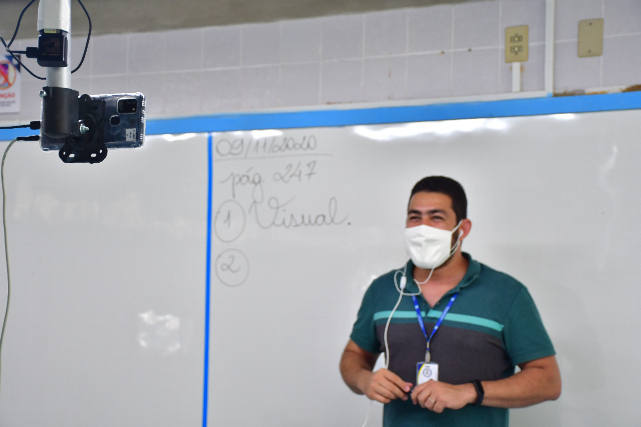 Professor em sala de aula no modelo híbrido