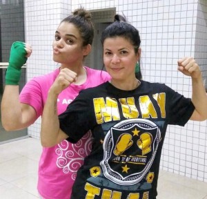 Felicidade Cordel, 27, e a professora de muay thai Angel Bertoldo