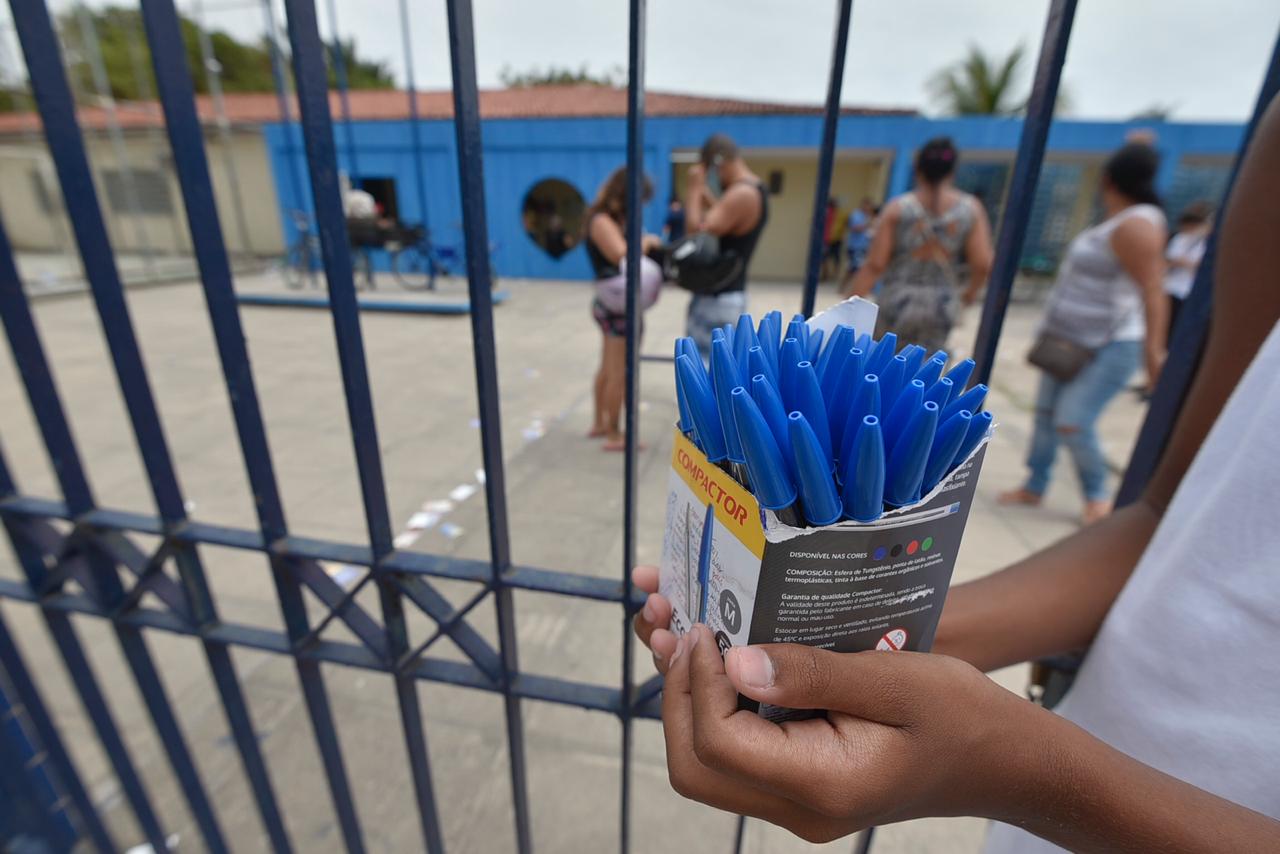 Algumas pessoas aproveitaram para vender canetas em frente aos locais de votação