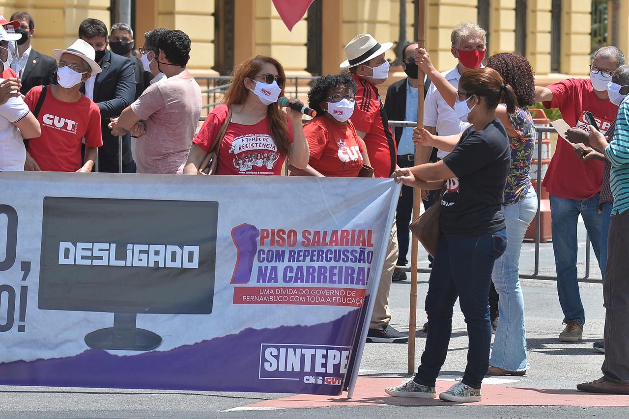 Professores da rede estadual de educação protestam em frente ao Palácio do Campo das Princesas