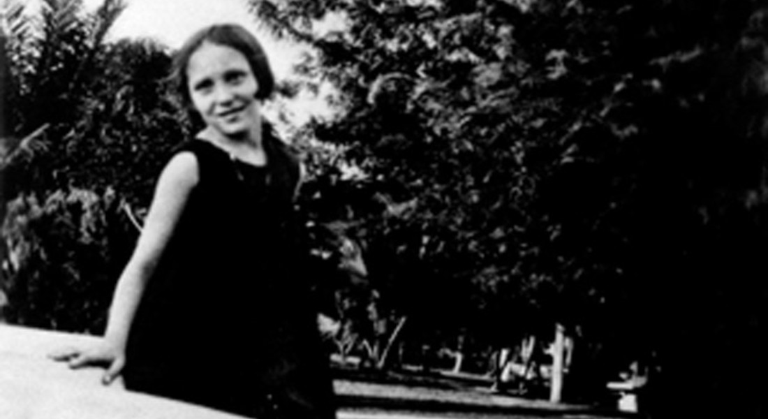 Clarice Lispector, aos 9 anos, na Praça do Derby