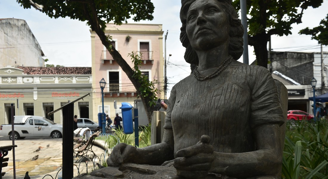 Estátua de Clarice Lispector está na Praça Maciel Pinheiro, próximo da casa onde ela viveu