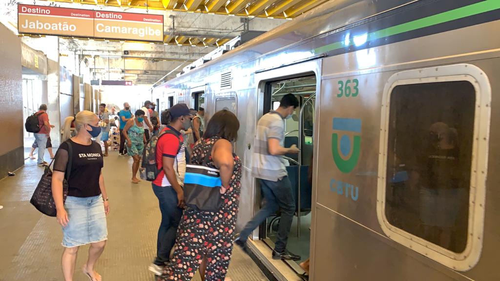 Movimento no centro e estação integrada joana bezerra