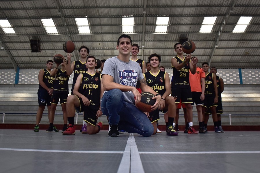 Professor Guilherme Araújo com os alunos da APAE Fitcamp Sports