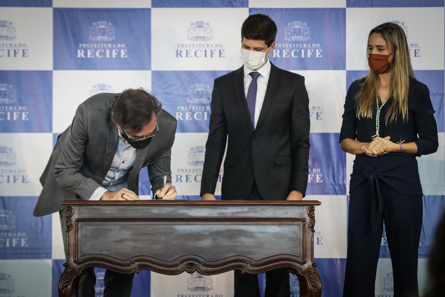 Ricardo Mello, assinando termo de posse da Secretaria de Cultura