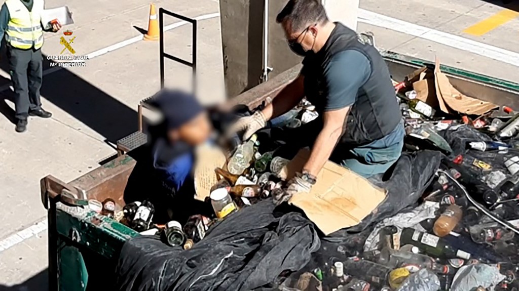 Imigrante é encontrado escondido em saco de lixo tóxico na Espanha - Folha PE