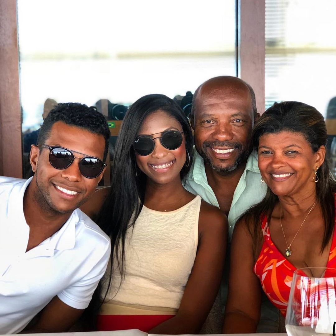 Osvaldo Moreira ao lado da esposa, Vera, e dos filhos, Jonatas e Aina