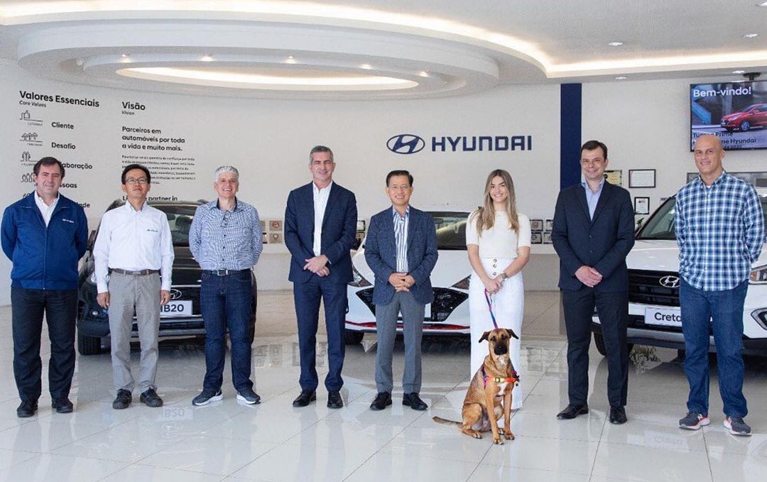 Tucson com diretores da Hyundai