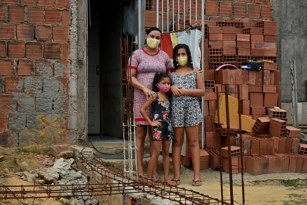 Elídia dos Santos, sua filha Maria Heloisa e Jeovanna, criança que toma conta para ter uma renda