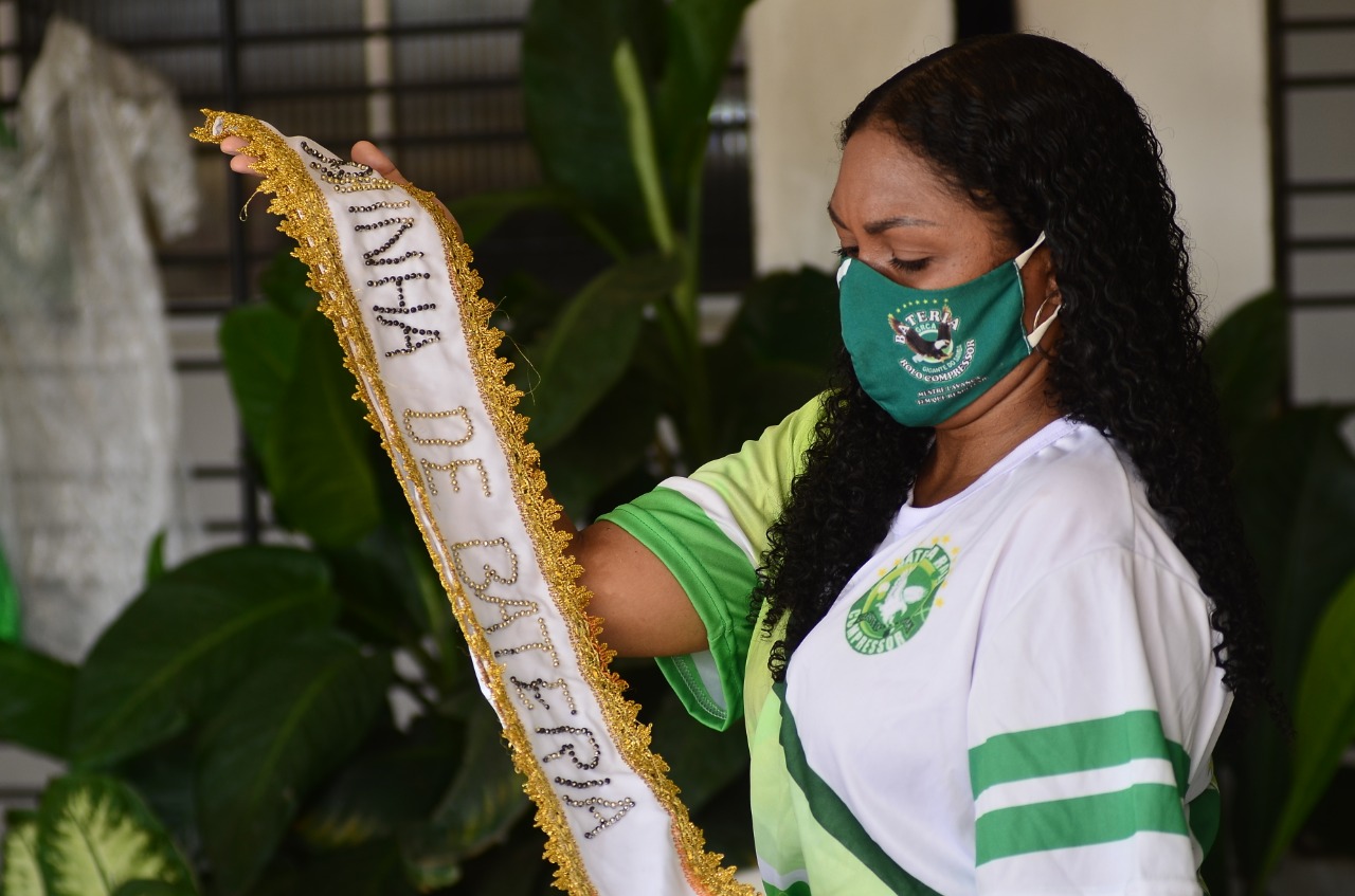 Aurélia Godoy de Oliveira, 38, é rainha de bateria da Escola Gigantes do Samba