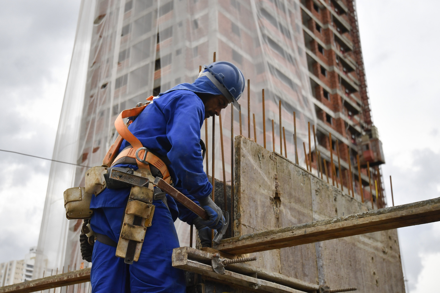 De acordo com o Caged, do Governo Federal, no acumulado de 2020, a construção civil criou 112.174 vagas de emprego com carteira assinada