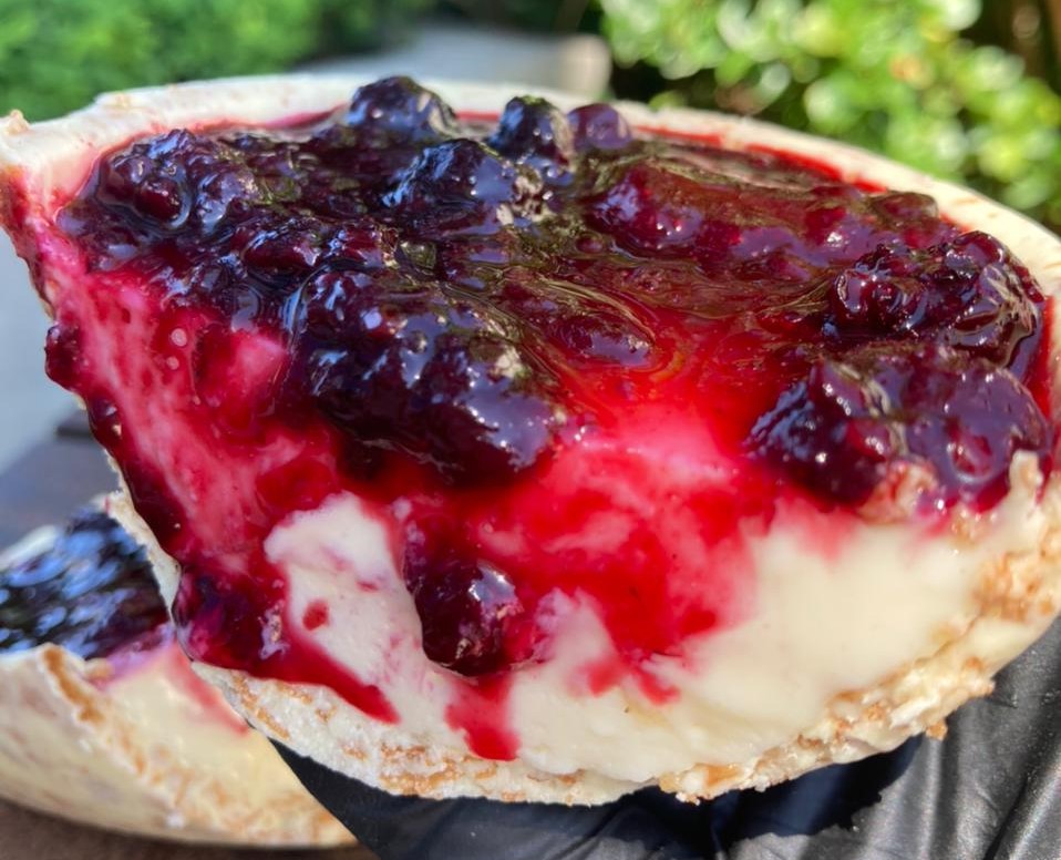 Ovos diferenciados com frutas vermelhas e cream cheese