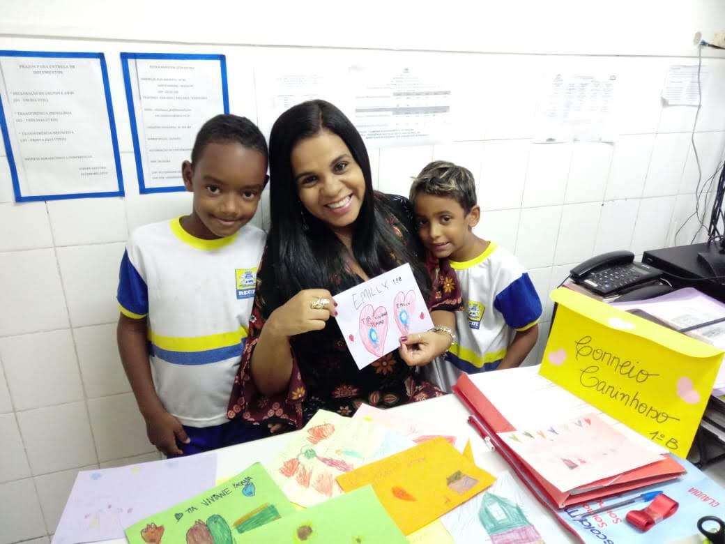 A diretora Viviane Freitas e estudantes da escola Sítio do Céu, em Santo Amaro, Recife.