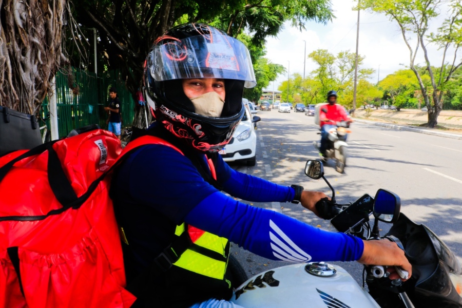 Jonathan Romeu, 28, roda de domingo a domingo fazendo entregas no Grande Recife